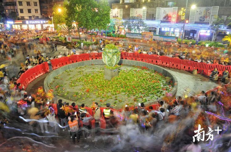 36万人佛山欢乐"行通济"!从白天到黑夜,高清美图带你看人山人海