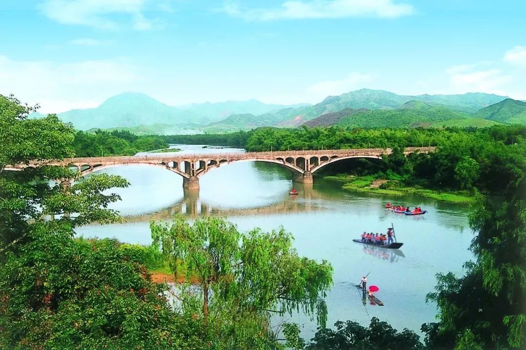 地址:龙门县龙城街道香滨东路 香溪堡旅游区 香溪堡旅游区是以"神秘