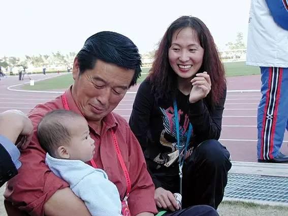 2002年4月1日, 王军霞看着以前的恩师马俊仁抱起她的儿子