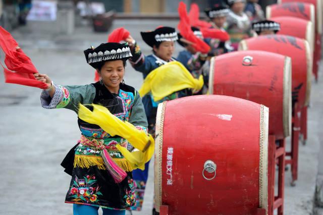 3月16日,在湖南湘西吉首市坪朗苗寨苗族鼓舞传习所,村民在表演苗族