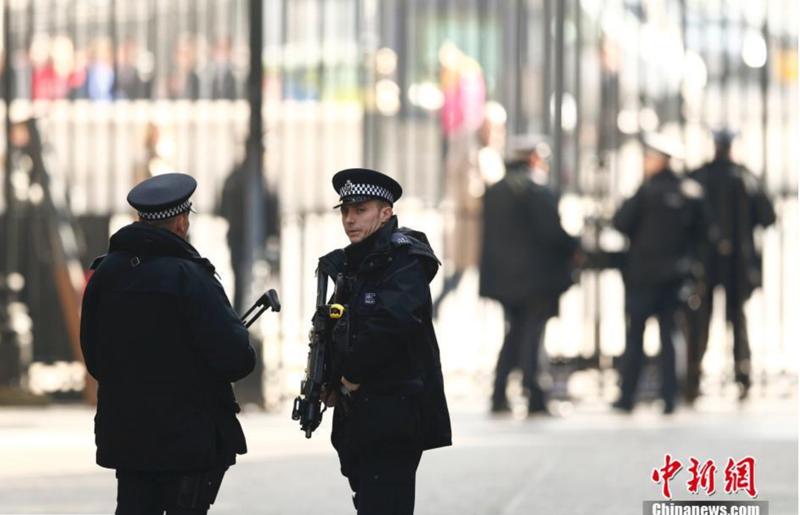 英国警方加强唐宁街10号周边安保力量.