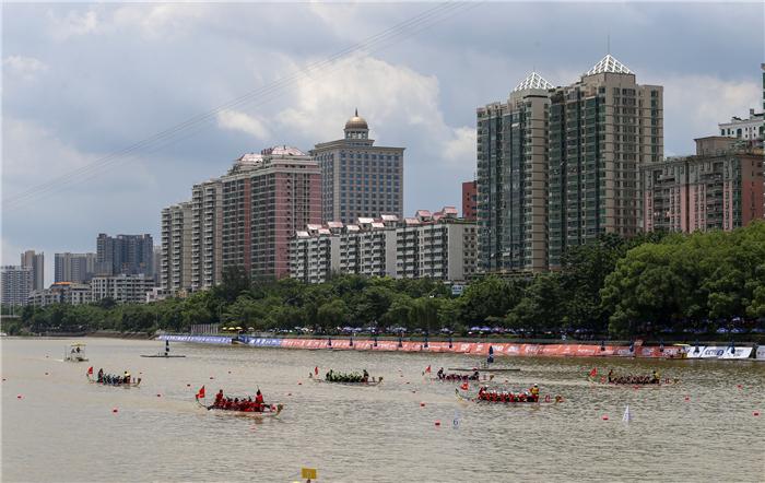 第五届惠州龙舟邀请赛在惠州市区下埔滨江公园西枝江展开了首日的争夺