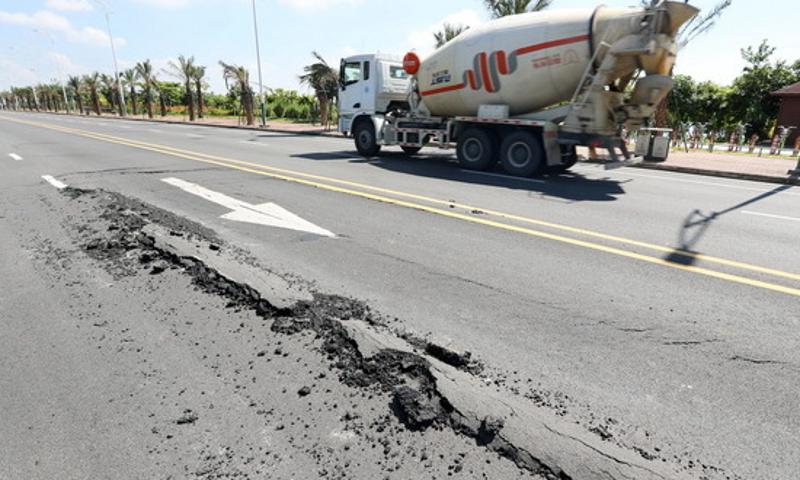 赤坎海湾路滨湖公园路段不堪重负 路面开裂