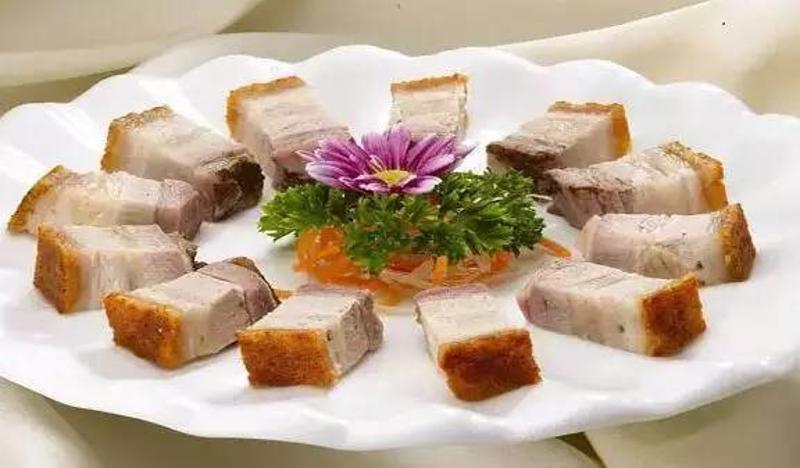 虽然广东有很多烧肉的做法,但是清远洲心烧肉,却是家喻户晓,享誉澳觋
