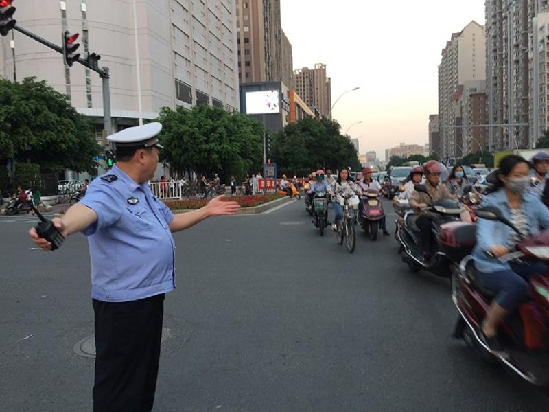 快报汕头雷闪五号启用执法视频直传设备依法拘留21名交通违法行为者