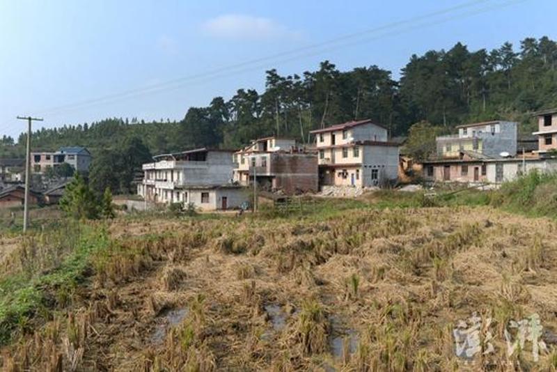 2016年11月17日,江西吉安永丰县石马镇严辉村,范家发的家(前排左二.