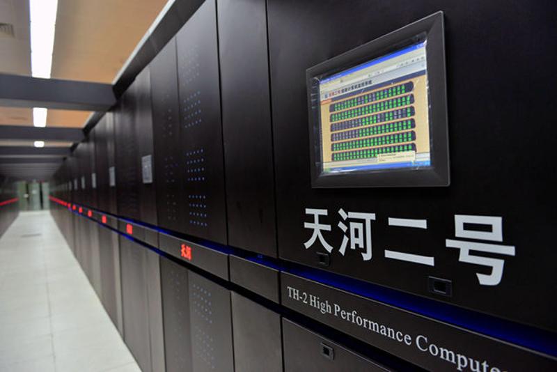位于中大超算中心的天河二号超级计算机 资料图片 南方日报记者 王辉