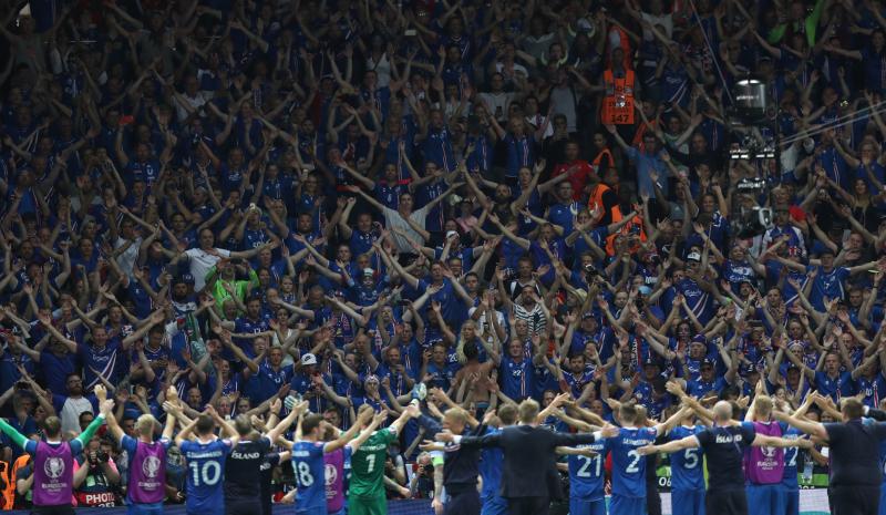 冰岛队晋级八强后与球迷一起维京战吼