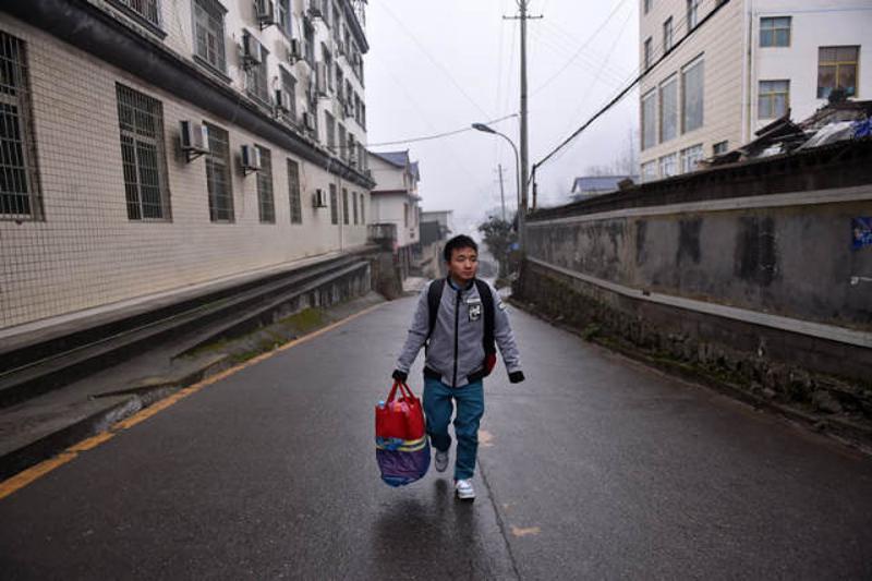广州打工父亲赶路24小时回家,3岁儿子已在村口等着他
