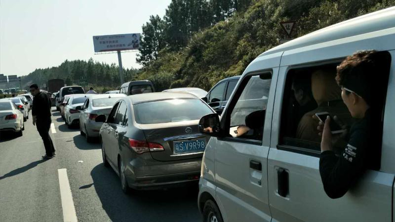 車主注意!粵贛高速連平大湖至東源燈塔嚴重擁堵