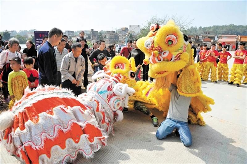 锣鼓打来闹连连瑞狮绕绕来拜年