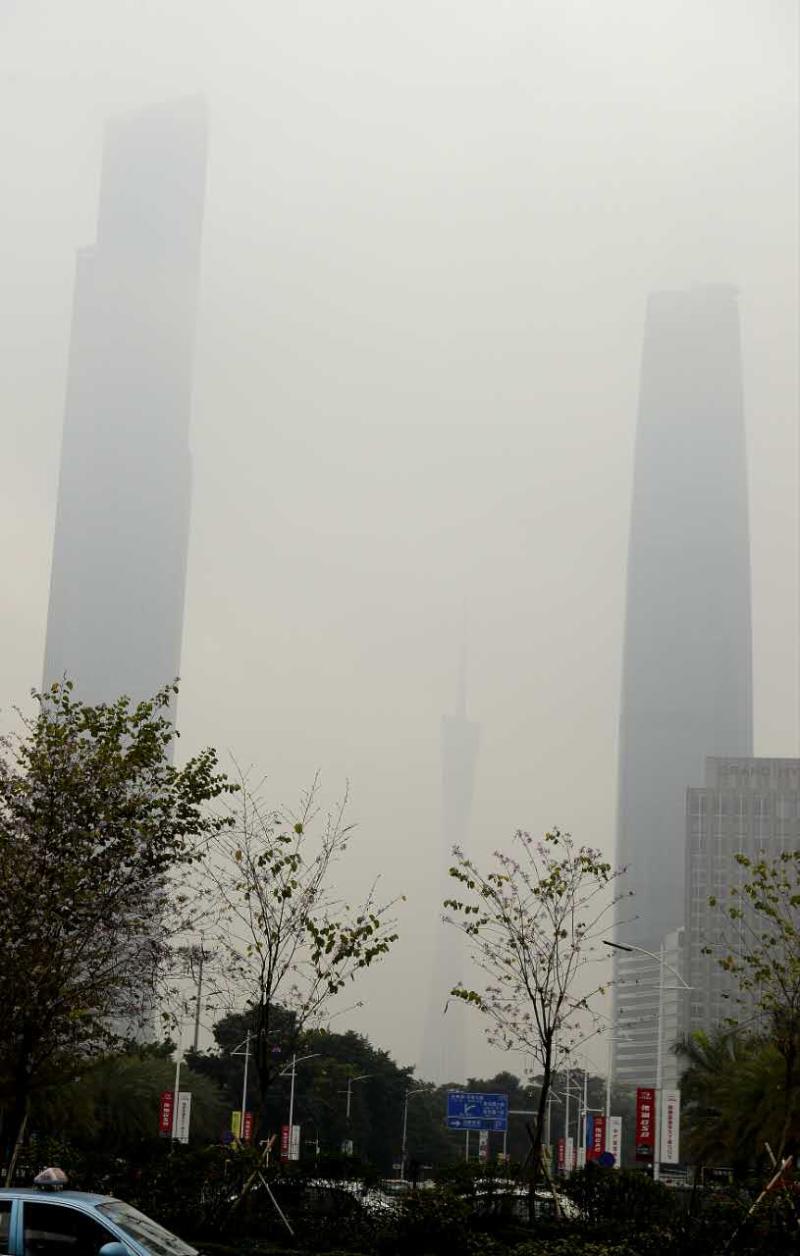 今天的广州天气有点小任性,清晨灰雾蒙蒙,中午展露阳光