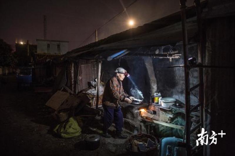 設在屋外的廚房十分簡陋,一旦颳風下雨,就得停歇.