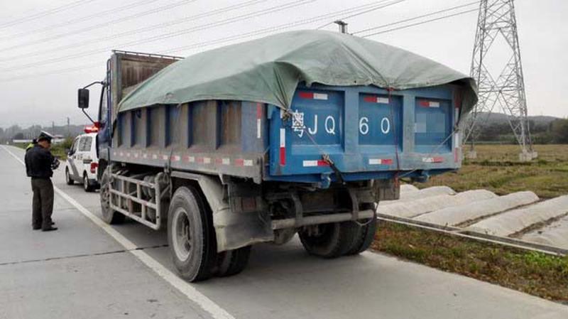 開平交警嚴查超載泥頭車,消除路面隱患