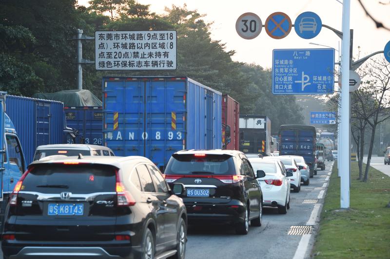 在松山湖大道往市区方向,转入环城路匝道经常塞车