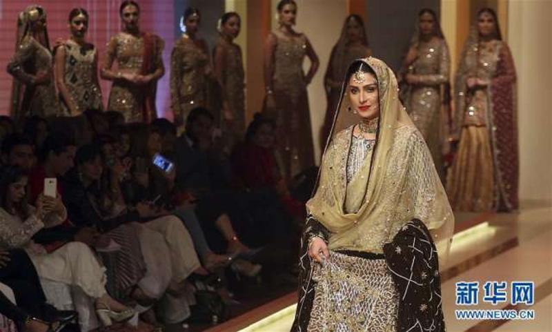 4月1日,在巴基斯坦卡拉奇,模特在2017巴基斯坦新娘时装周上展示服装