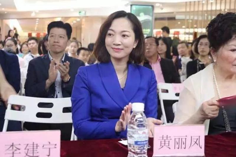 区委常委,宣传部部长黄丽凤应邀出席发布会并向周勤龄女士致以热烈的