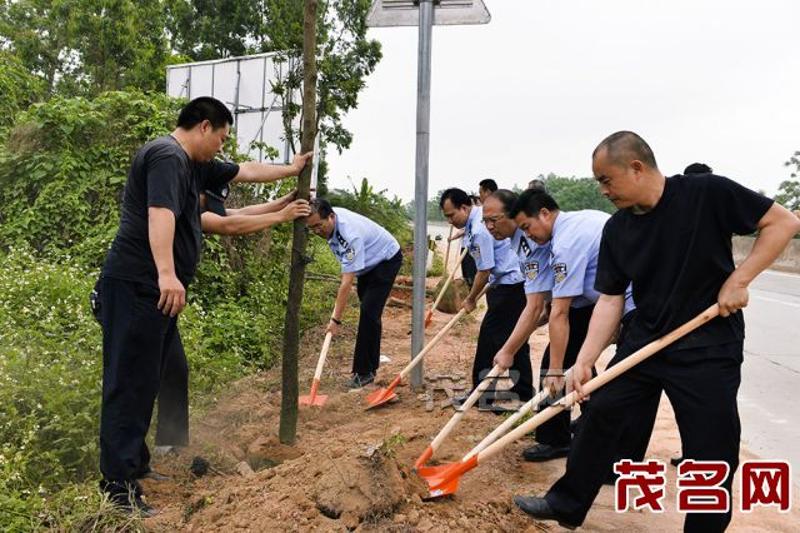 化州公安机关干警开展义务植树活动