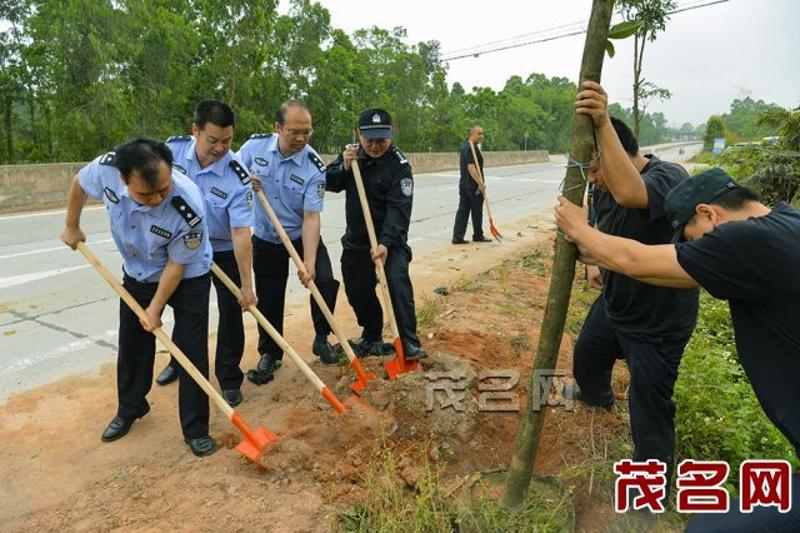 化州公安机关干警开展义务植树活动