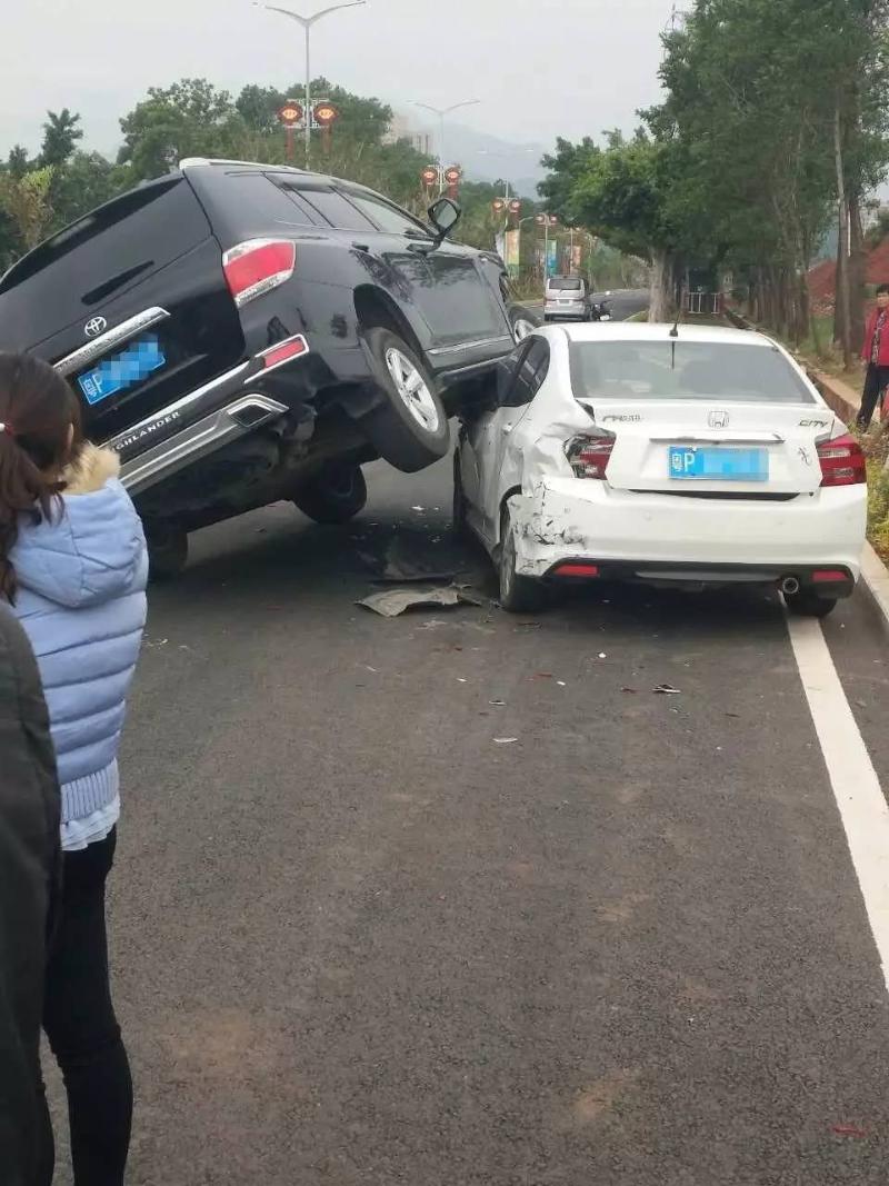 市區發生一起交通事故,事故現場兩車造型奇葩