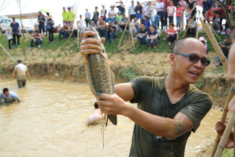 遊客捉到大魚,興奮不已.