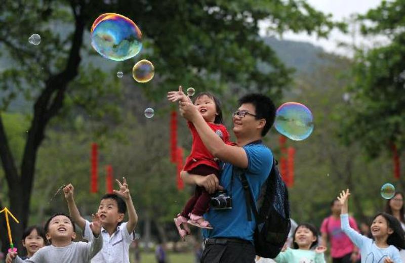 4月30日,海滨公园的游人沉浸在追泡泡的欢乐中.