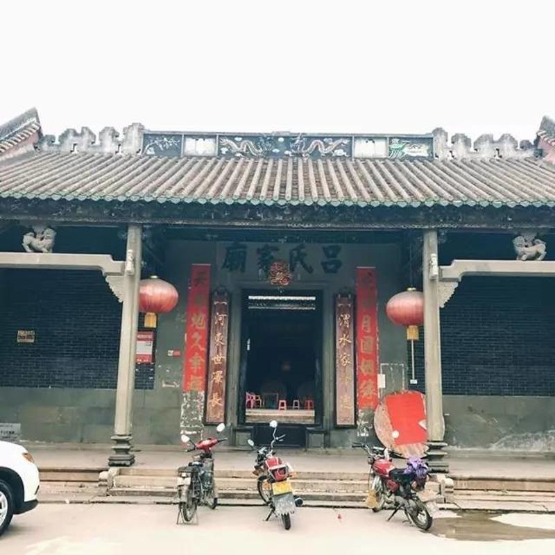 目前,大冲建村的遗迹,以世斌祠和悦东西古祠堂保存完好,庙宇则是象岗