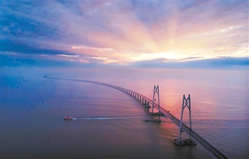 港珠澳大橋 一橋連三地的港珠澳大橋,西起珠海澳門,先後跨越九洲航道