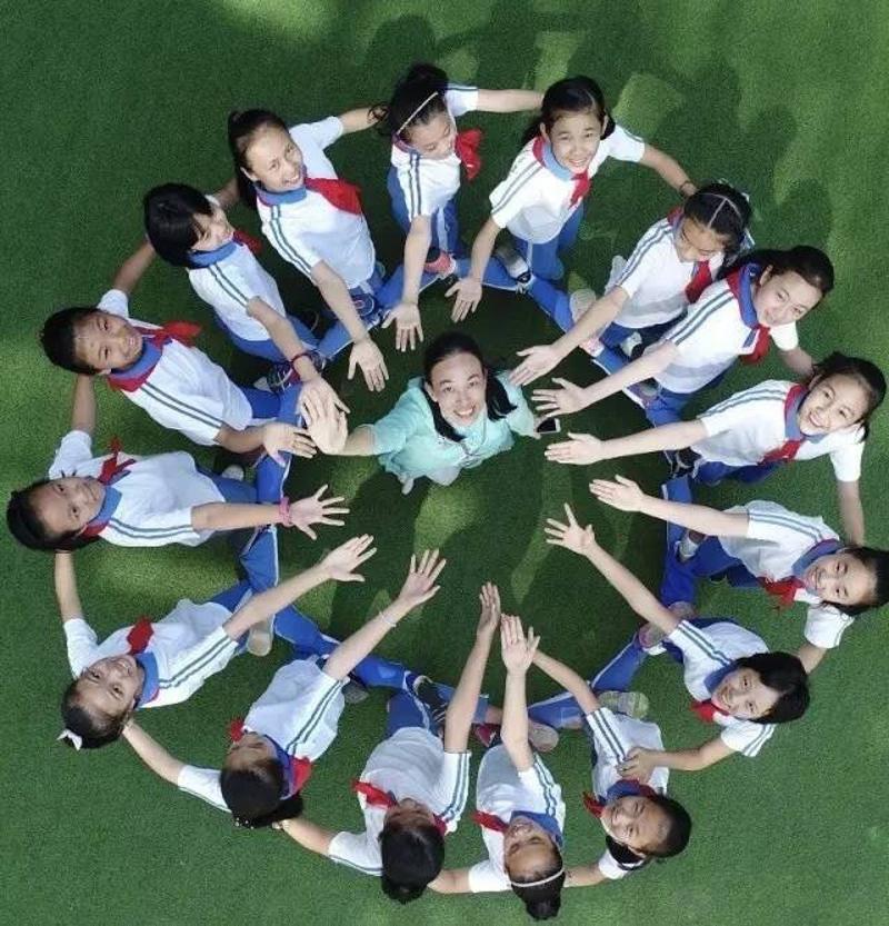 卓雅小学六年级教师和家长策划组织六年级学生在校园里拍摄创意毕业照