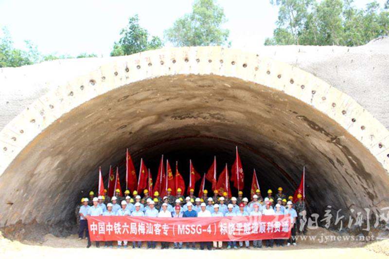 饶平隧道是梅汕客专工程全线首座贯通的浅埋暗挖隧道.通讯员 摄