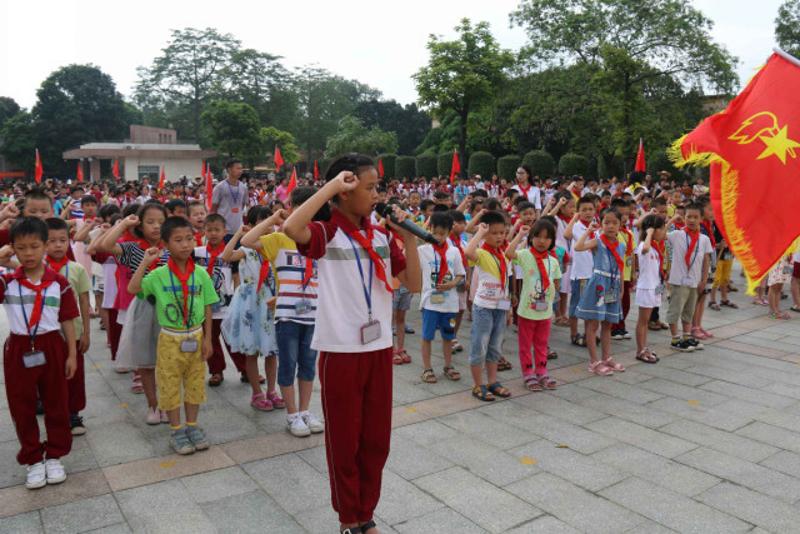 三江小学 六月一日上午,三江小学举行了"庆六一"举行第三套"七彩阳光"