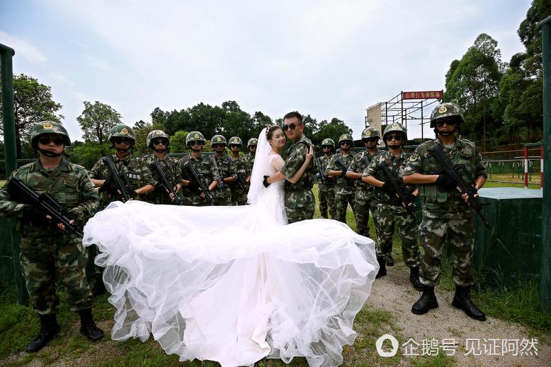 這對新人的婚紗照史上最燃百名邊防軍官當背景