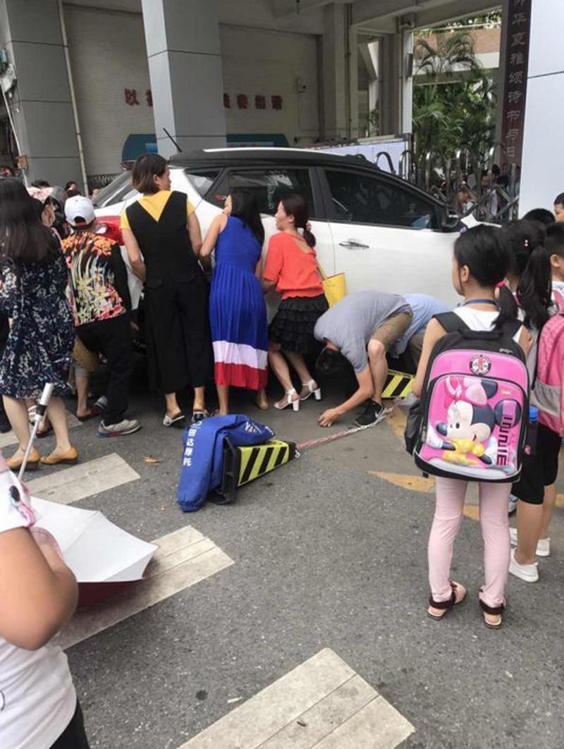 顺德一小学门口发生交通事故,一学生被撞身亡