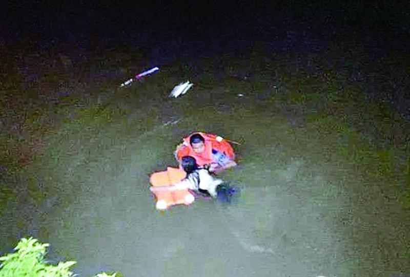 67连日大雨河水暴涨女子不慎掉入河中博罗民警跳河救起