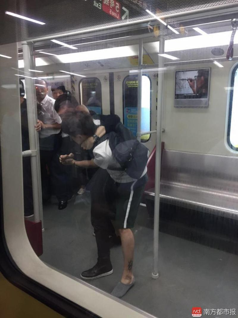 广州地铁两男子因排队纠纷持刀互殴!地铁女站员挺身劝解夺刀