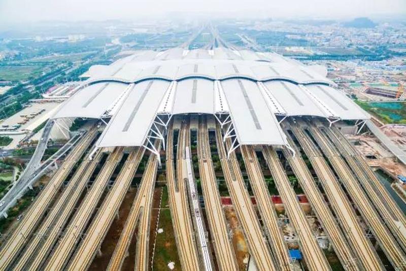 中國三大國際航空樞紐機場之一的白雲國際機場,有高鐵匯聚的廣州南站