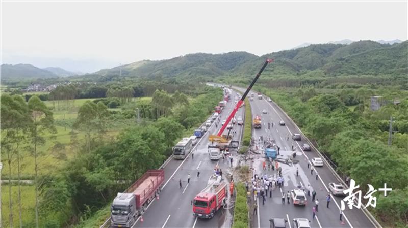 驶往揭阳的大客车在广河高速惠州龙门永汉河口发生碰撞护栏侧翻事故