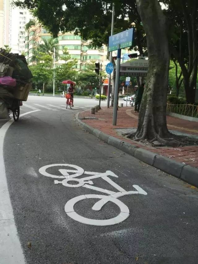 新規劃的右轉車道 同時,道路兩邊施劃出自行車道,讓機動車與非機動