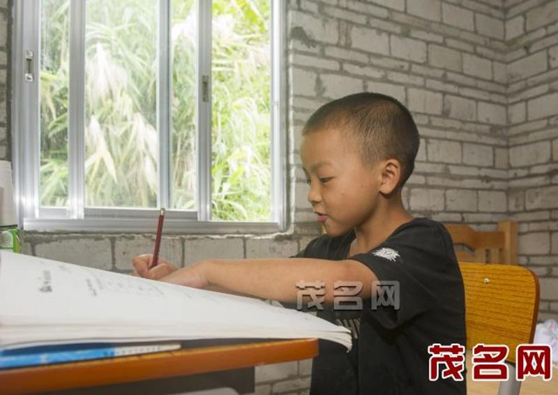 父亲过世母亲患病,11岁少年如何健康成长?幸亏有他们