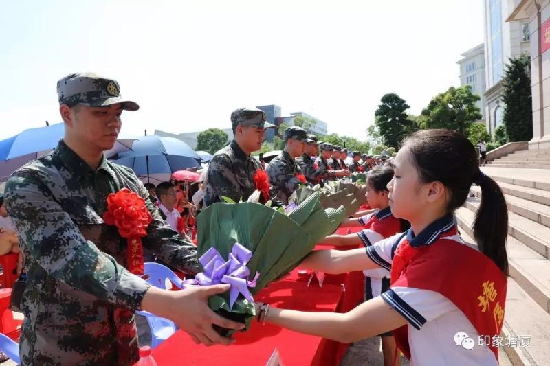 少先隊員向新兵獻花敬禮!胸前的大紅花,代表了光榮.