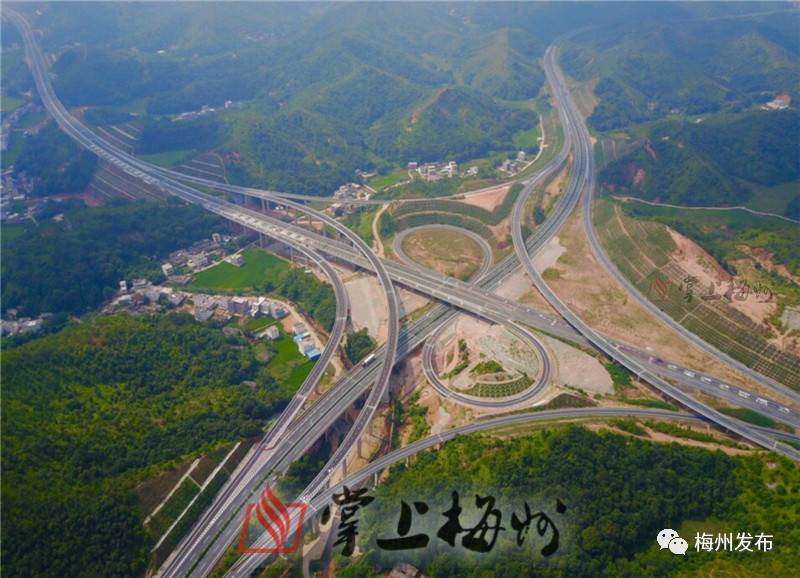 关负责人介绍,兴华高速是广东省高速公路网规划二纵线重要组成部分