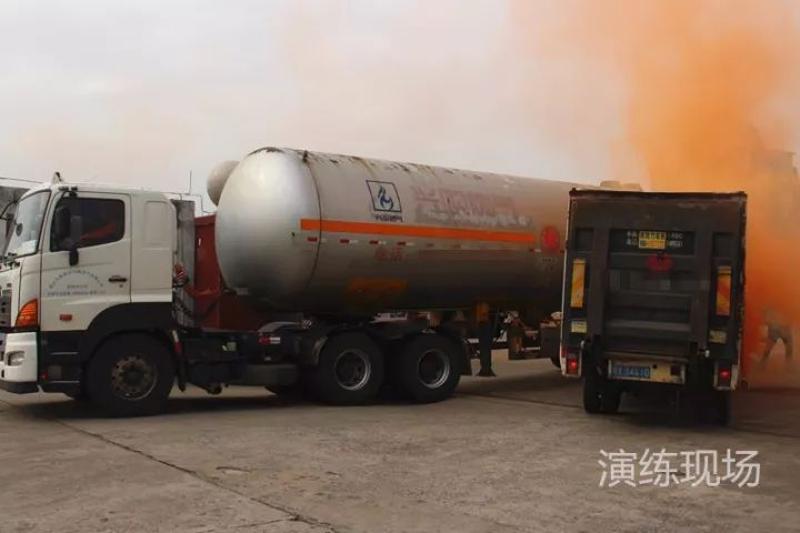 一辆危险品运输货车失控撞上槽罐车 引发燃爆事故"咝,咝,咝"浓烟直