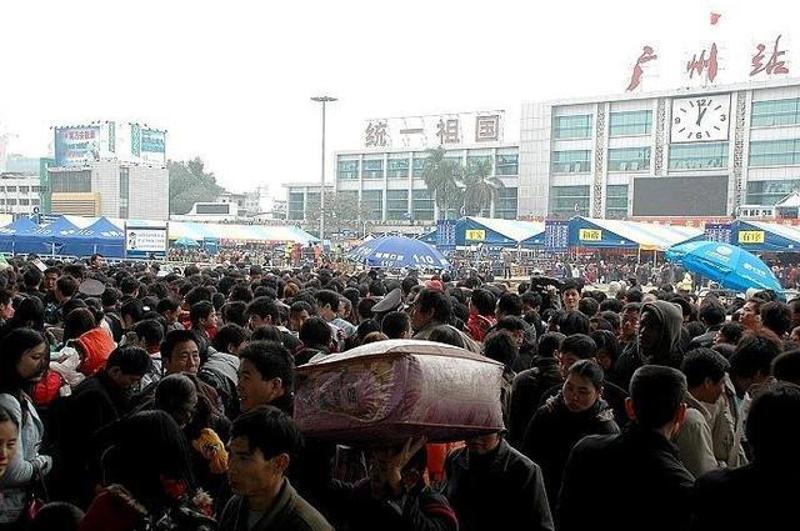 一定是2008年的春运,2008年初的那场雪灾,导致了20万人滞留广州火车站