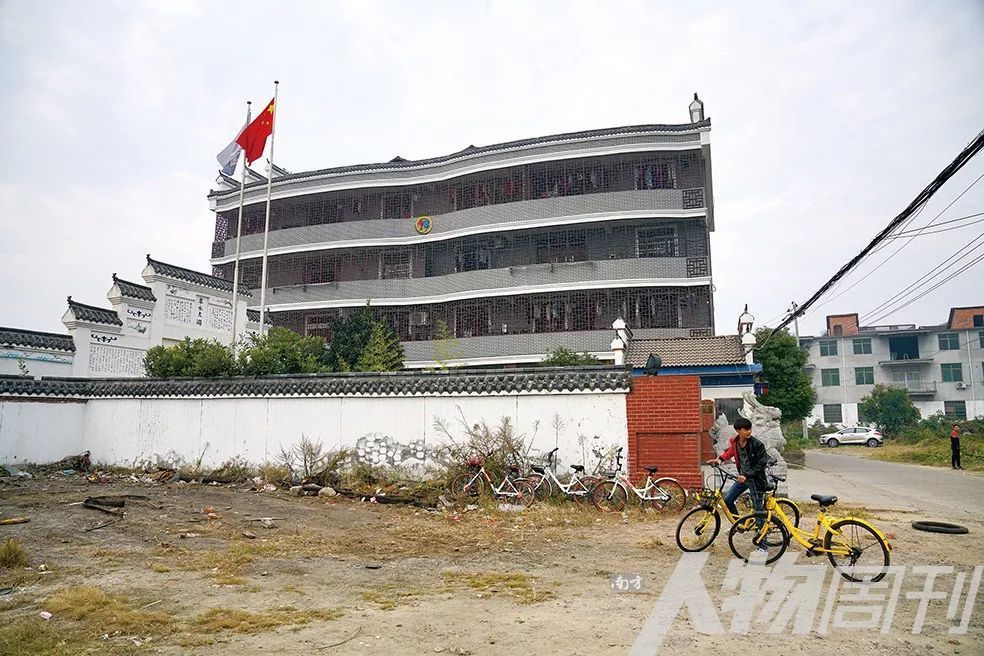 11月6日,豫章書院的宿舍被鐵柵欄封閉起來,據校方介紹,此舉是防止學生