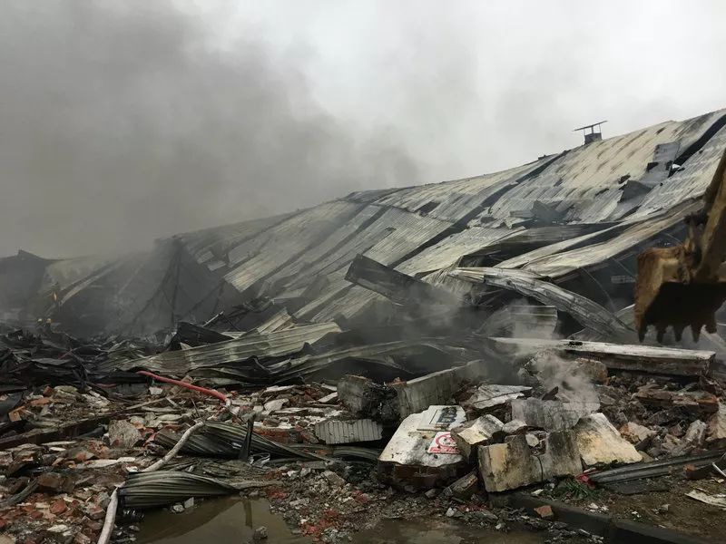 东泽塑料制品厂火灾被扑灭后的事故现场 另外,佛冈还将开展六类场所