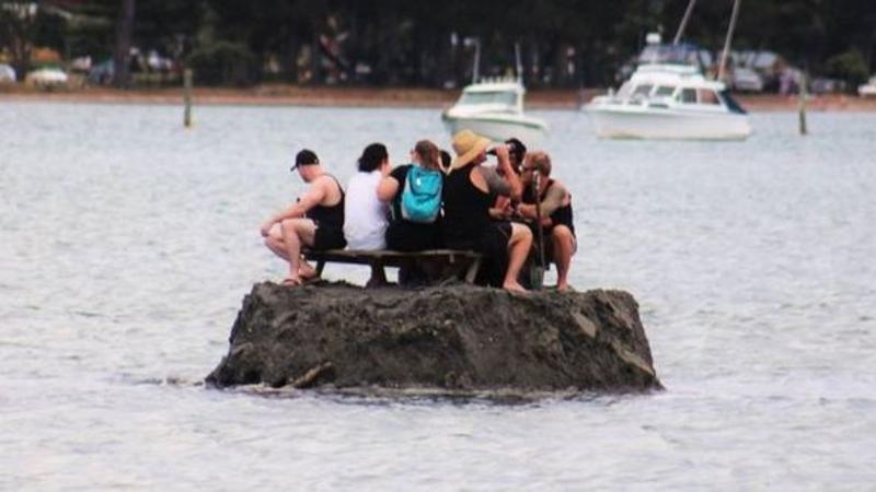 这群新西兰人在这个巴掌大的“岛”上开怀畅饮，完全不担心被罚。图片来源：脸谱网