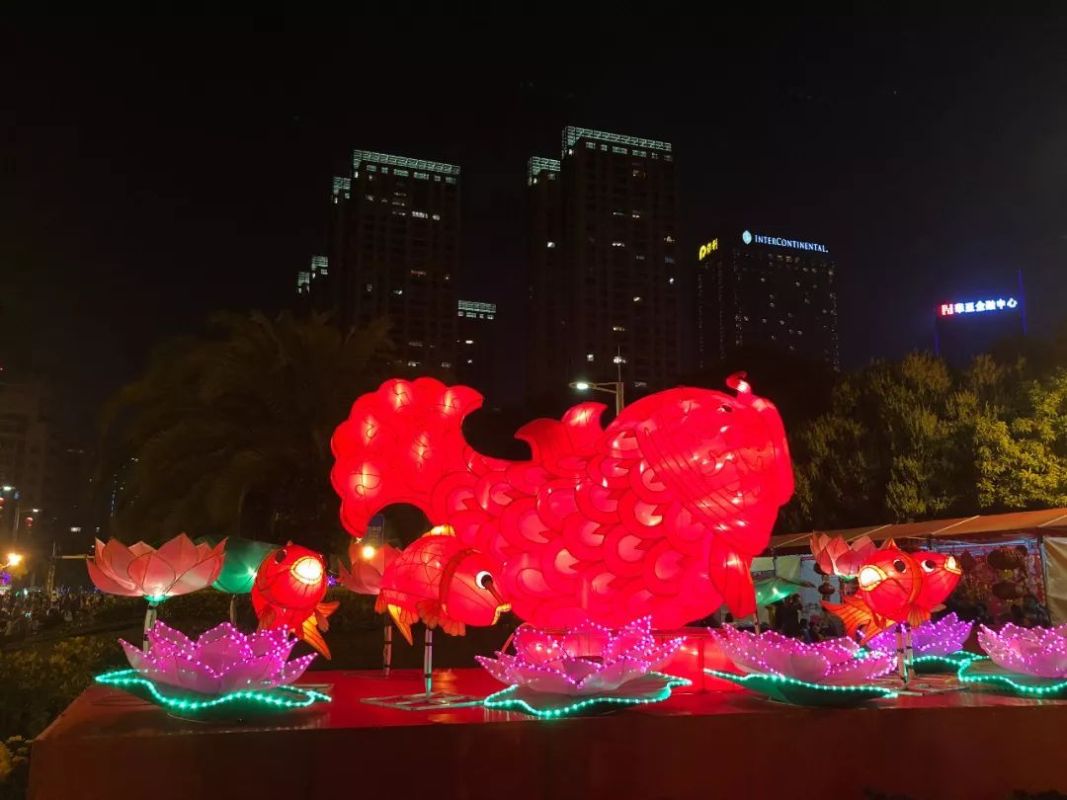 千灯湖花市的牌楼灯饰同样吸引了市民驻足留影.