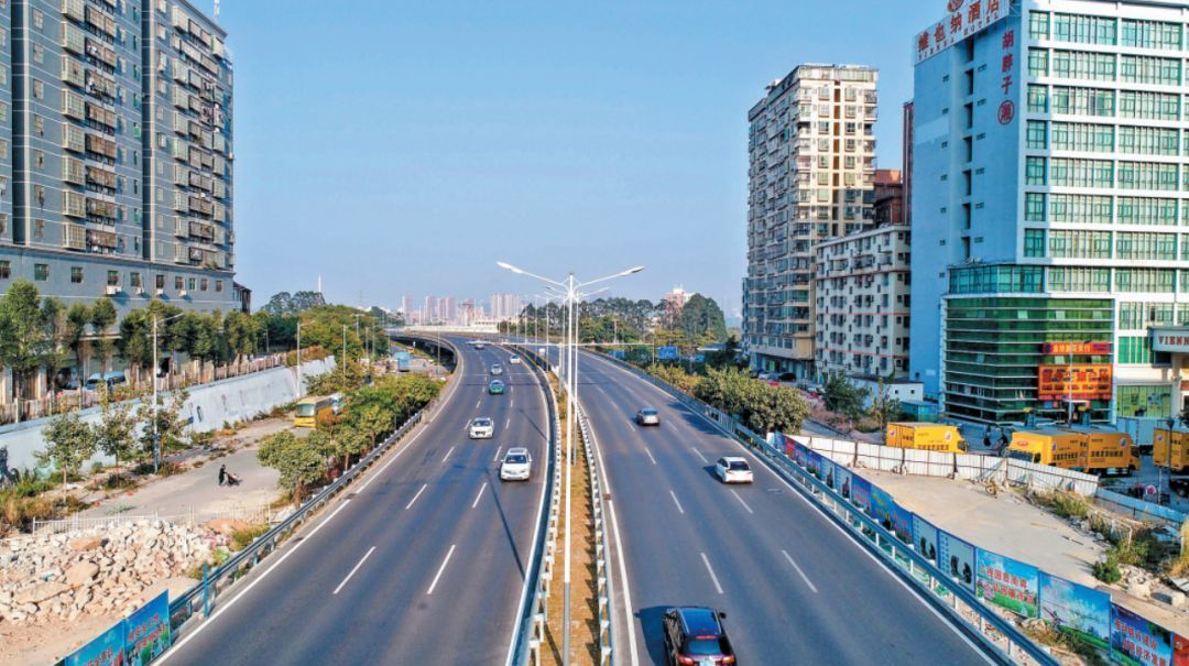 龙澜大道南段(观天路-大浪南路)通车 龙澜大道一直向南延伸至华荣路