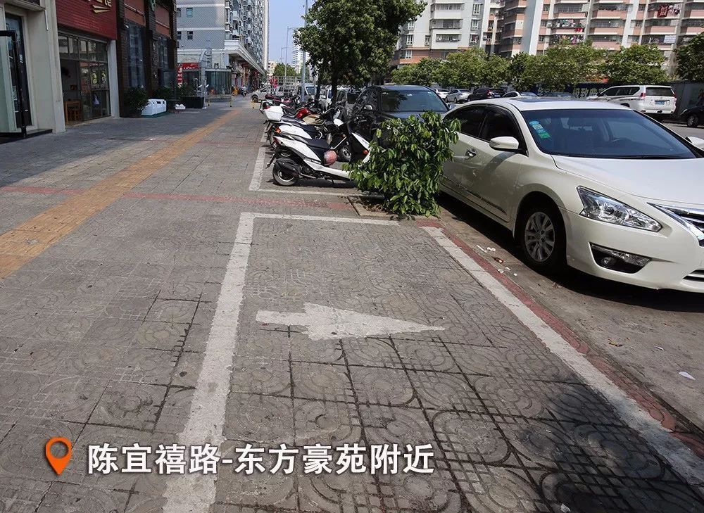 摩托車專用車位是不能停放小汽車的哦;另外,摩托車停放時應按照停車