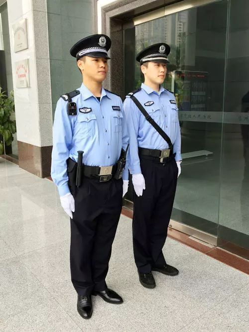 整齐的制服, 坚定的步伐,令人仰望的身高…… 每次见到法警队的小哥哥